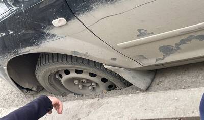 В Тюмени на платной парковке по улице Володарского провалился асфальт