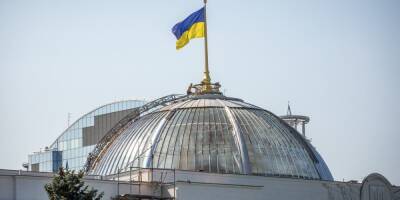 Зеленский внес в Верховную Раду законопроект о продлении военного положения в Украине