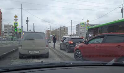 В Тюмени на перекрёстке Широтной и Мельникайте произошла авария