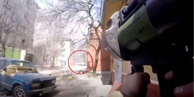 Устроили засаду: бойцы Азова продолжают уничтожать бронетехнику РФ в осажденном Мариуполе — видео