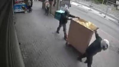 Видео: в Холоне ограбили ювелирный магазин, похищено украшений на 3,5 млн шекелей