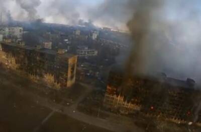 В Мариуполе российские оккупанты сбросили мощную бомбу на больницу: под завалами около 300 человек и дети