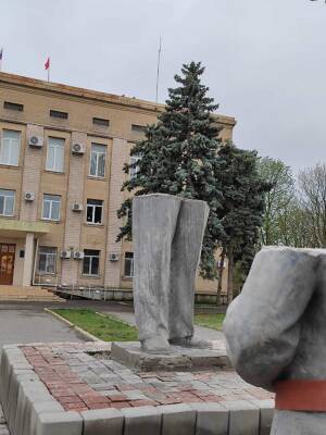 В Геническе российские кафиры устанавливают памятник Ленину
