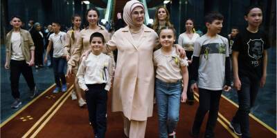 «У меня тоже есть дети и внуки». Первая леди Турции Эмине Эрдоган встретилась с эвакуированными украинскими детьми