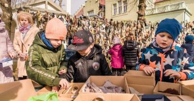 ФОТО. Как люди по всей Латвии плетут камуфляжные сети для армии Украины?