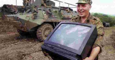 Российские солдаты в Беларуси отправляют посылки с краденными в Украине вещами домой (ВИДЕО)