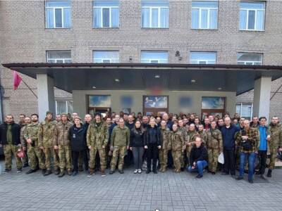 Освобожденные после обмена украинские военные уже направляются к своим родным. Видео