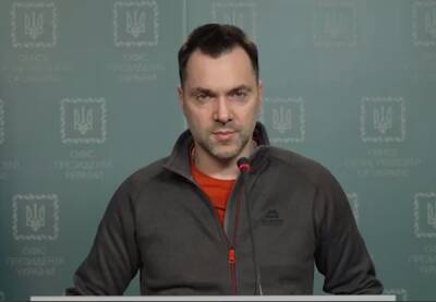 Будут бить ракетами до последнего дня войны: Арестович предупредил украинцев об опасности