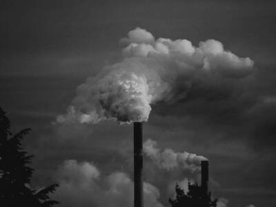 «Известия» узнали о желании властей снизить в России тарифы на промышленные выбросы заводов