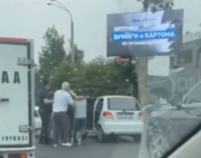 В Ташкенте водитель совершил наезд на инспектора ДПС. Видео