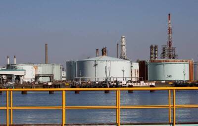 Bloomberg: отгрузки российской нефти по морю сократились на 25%