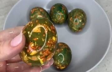 Как сделать мраморные яйца на Пасху: рецепт, который покорил Tik-Tok
