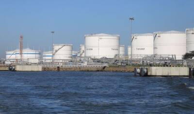 Поставки российской нефти морем упали на четверть всего через неделю