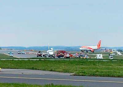В Праге пассажиров самолета экстренно эвакуировали из-за сообщения о бомбе
