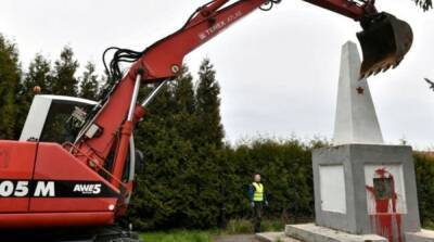 Польские власти решили снести советские памятники