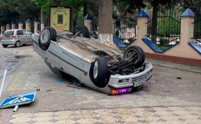 В Ташкенте водитель BMW превысил скорость, автомобиль влетел в дерево и перевернулся. Все это произошло возле входа в лицей. Видео