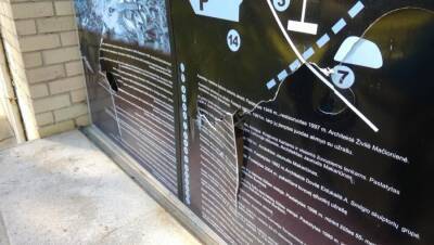 На Панеряйском мемориале жертвам Холокоста вновь нарисованы символы агрессии РФ
