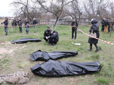 В Бородянке обаружили две братских могилы с телами мирных жителей. В одной была захоронена 15-летняя девушка – полиция