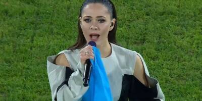 Юлия Санина исполнила гимн Украины перед благотворительным матчем Динамо