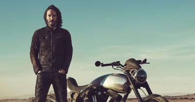 Киану Ривз прокатился с байкерами в Малибу на мотоцикле своего собственного бренда