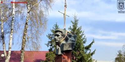 «Предложили вынести мусор». В Черновцах демонтировали два советских монумента