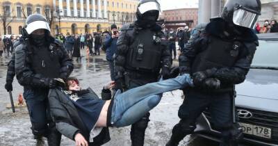 В Москве мужчину обвинили в несанкционированном митинге из-за кроссовок цвета флага Украины (фото)