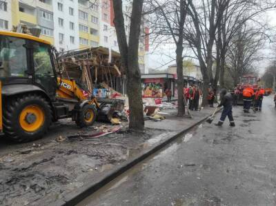 Харьков продолжают расчищать от последствий обстрелов РФ (фоторепортаж)