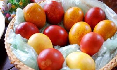 Как красиво покрасить яйца на Пасху природными красителями – практические советы
