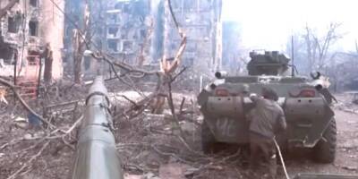 Уличный бой: появилось видео провальной атаки бронетехники РФ в Мариуполе