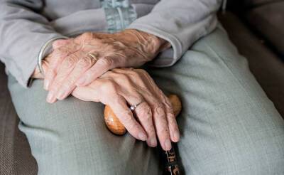 В соцсетях появляется все больше жалоб пенсионеров на приписанные чужие долги. 98-летней бабушке суд прислал требование на оплату 1,4 млн сумов