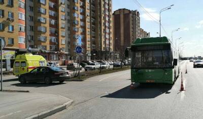 В Тюмени на Широтной столкнулись маршрутный автобус и «Мерседес»