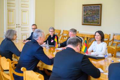 Бербок: Германия готова внести существенный вклад в учреждение бригады НАТО в Литве
