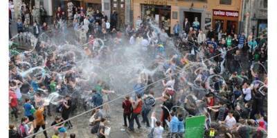 Обливной понедельник во Львове: мэрия запретила традиционные празднования на площади Рынок, но разрешила купаться в трех фонтанах