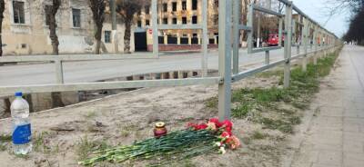 В Твери несут цветы к месту пожара в НИИ Минобороны