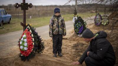 В Украине ищут братские могилы