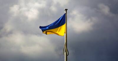 Под Сигулдой мужчина украл два флага Украины. За это его наказали общественными работами