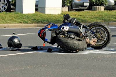 Пара на мотоцикле разбилась возле Наарии, водитель погиб