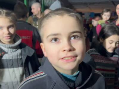 "Хочется солнце увидеть": "Азов" опубликовал видео с мирными жителями, которые прячутся в бункерах "Азовстали"