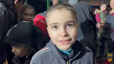 Бойцы показали видео из бункера "Азовстали" в Мариуполе, где гражданские с детьми прячутся от российских бомб