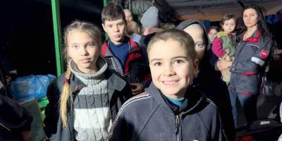 «Хочется домой и увидеть солнце». Полк Азов опубликовал видео с детьми и женщинами, которые прячутся от обстрелов РФ в подвалах Азовстали