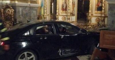 В канун Пасхи: в Тернополе авто въехало в кафедральный храм и уничтожило престол и плащаницу (ФОТО, ВИДЕО)