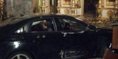 В Тернополе автомобиль въехал в собор УГКЦ в центре города