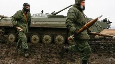 Провокация на Херсонщине: танки оккупантов с украинскими флагами устроили обстрелы