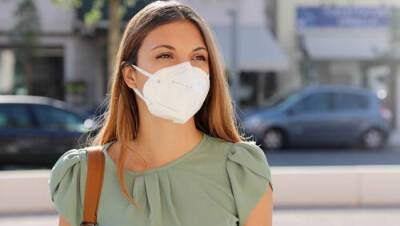 Почему стоит носить маски, даже когда можно их снять: врач объясняет