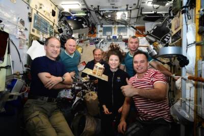 Российские космонавты показали сделанный на МКС кулич
