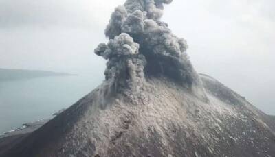 Вулкан Анак-Кракатау начал извергаться в Индонезии (видео)