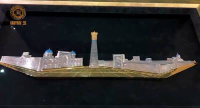 Шавкат Мирзиёев подарил Рамзану Кадырову уникальную 3D-картину ручной работы. Видео