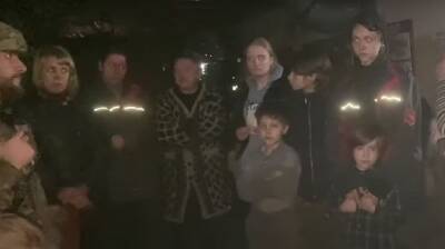 "Азов" показал женщин и детей в подземелье Мариуполя: запасов воды и еды на считанные дни