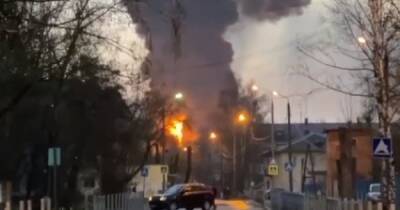 Потушить не могут до сих пор: в российском Брянске горит нефтебаза "Транснефти" (видео)