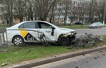 В Минске водитель такси протаранил металлическое ограждение